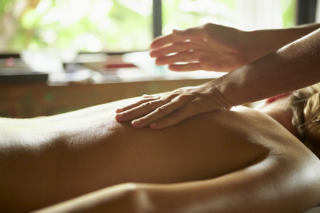 背中マッサージ