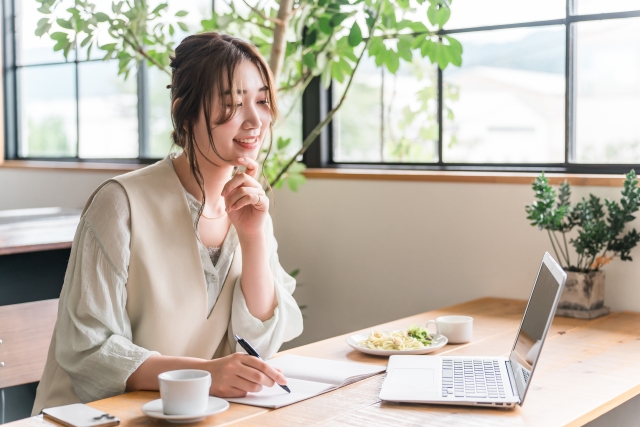 スマホで集客する女性