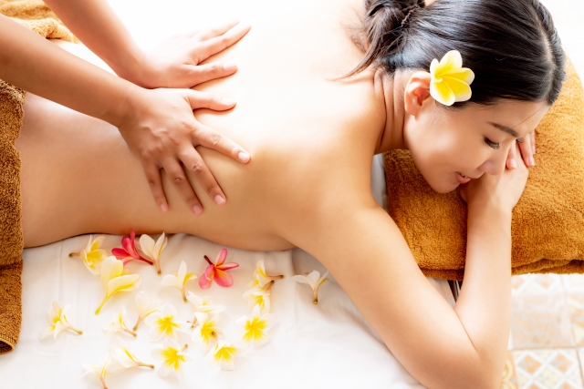 パソコンで作業する女性