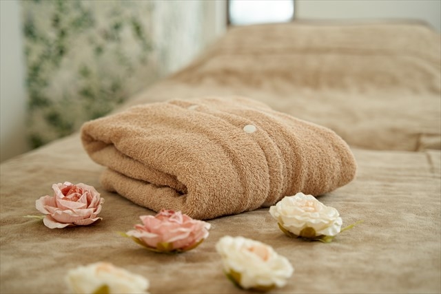 タオルとマッサージテーブル